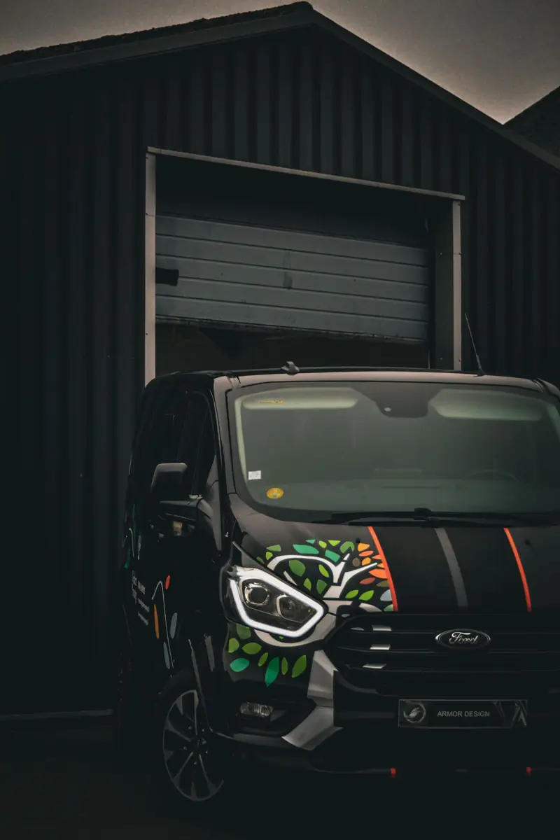 Semi covering noir avec motif feuillage coloré sur Ford Transit Custom